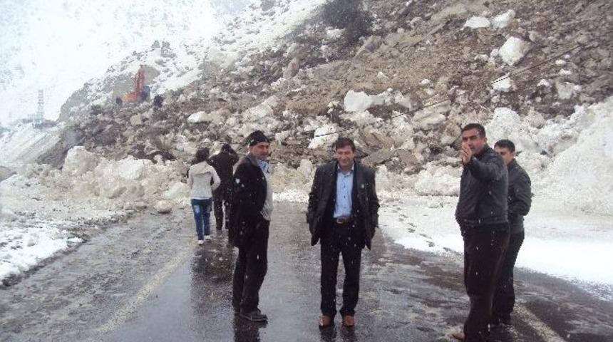 Hakkari-van Karayolunda Heyelan