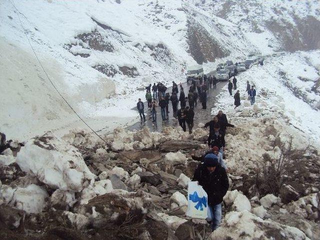 Hakkari-van Karayolunda Heyelan