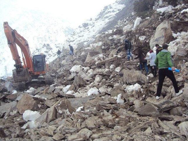 Hakkari-van Karayolunda Heyelan