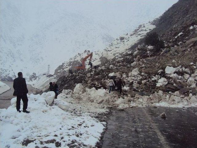 Hakkari-van Karayolunda Heyelan