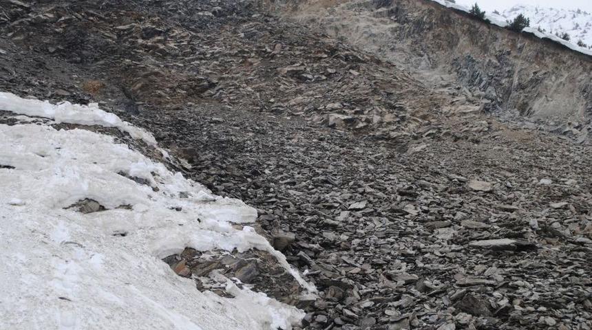 Hakkari-Van Kara Yolu Heyelan D&uuml;şmesi Sonucu Ulaşıma Kapandı