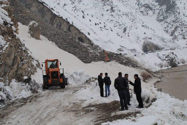 Hakkari-Van Kara Yolu Heyelan Düşmesi Sonucu Ulaşıma Kapandı