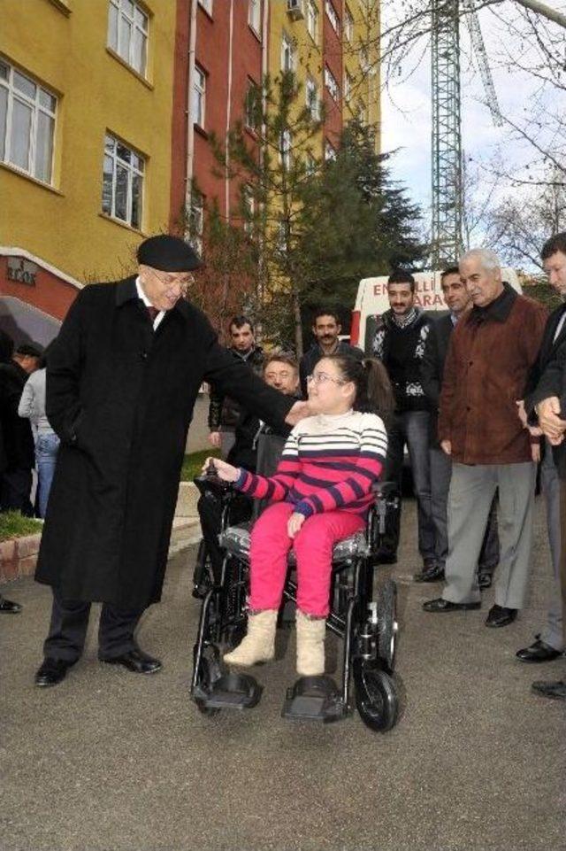 Başkan Yaşar’dan Minik Ezgi’ye Akülü Araba