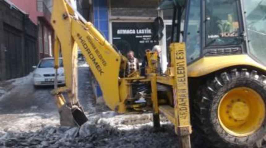 Ardahan'da Buzlu Yollar Temizleniyor