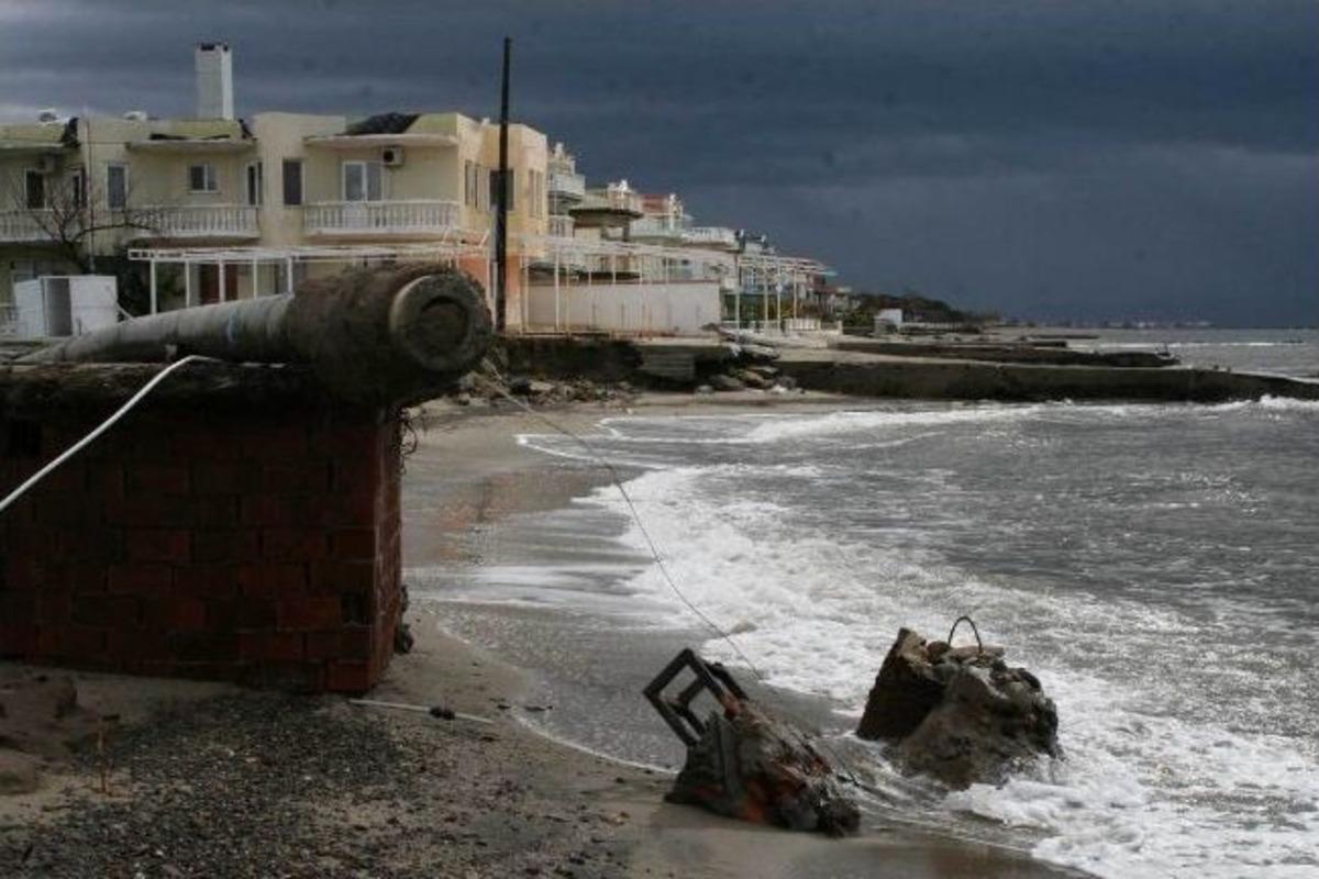 Ayvalık&rsquo;ta Yağmur Ve Lodos B&uuml;y&uuml;k Hasara Yola&ccedil;tı