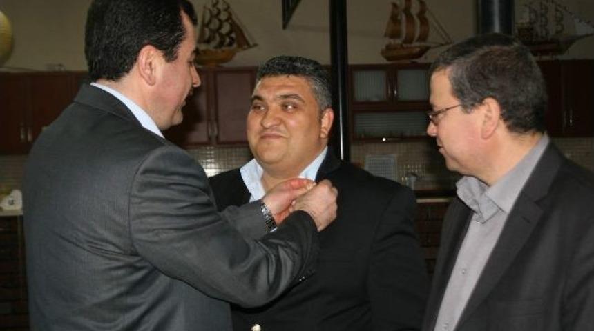 Mhp&rsquo;den Ak Parti&rsquo;ye Ge&ccedil;en Meclis &Uuml;yesinin Rozetini Milletvekili Erdem Taktı