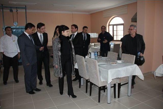 Vali İpek&rsquo;in Eşi Huzurevindeki Yaşlıları Ziyaret Etti 1