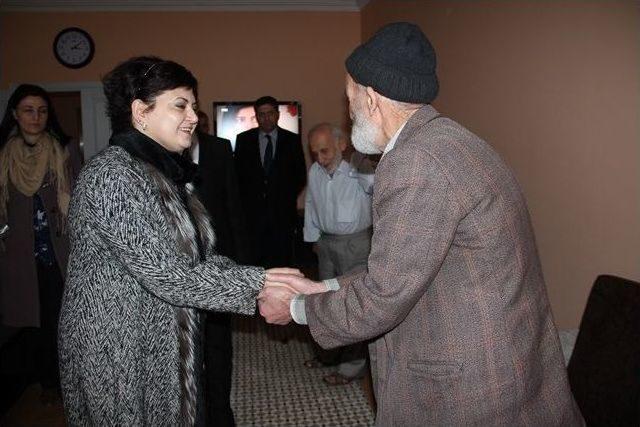 Vali İpek&rsquo;in Eşi Huzurevindeki Yaşlıları Ziyaret Etti 2