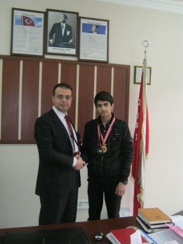 Menderes Anadolu Lisesi Sporda Da İsmini Duyuruyor 1