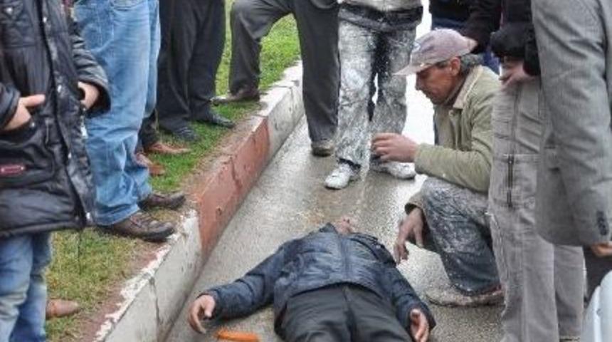 Otomobilin &Ccedil;arptığı Simit&ccedil;i Yaralandı