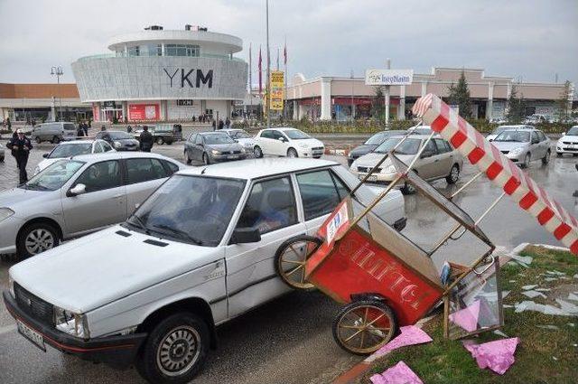 Otomobilin Çarptığı Simitçi Yaralandı