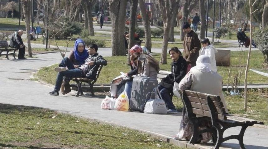G&uuml;neşli Havayı G&ouml;ren Diyarbakırlılar Parklara Akın Etti