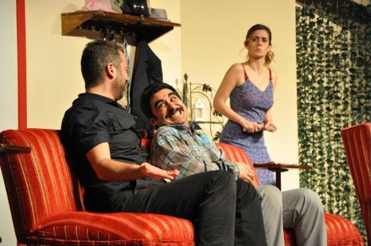 &lsquo;baş Belası&rsquo; Adlı Oyun Altı Nokta K&ouml;rler Derneği İ&ccedil;in Sergilendi