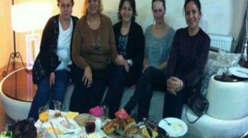 Beşiktaş'ta Futbolcu Eşleri Birlikte Ma&ccedil; Izliyor