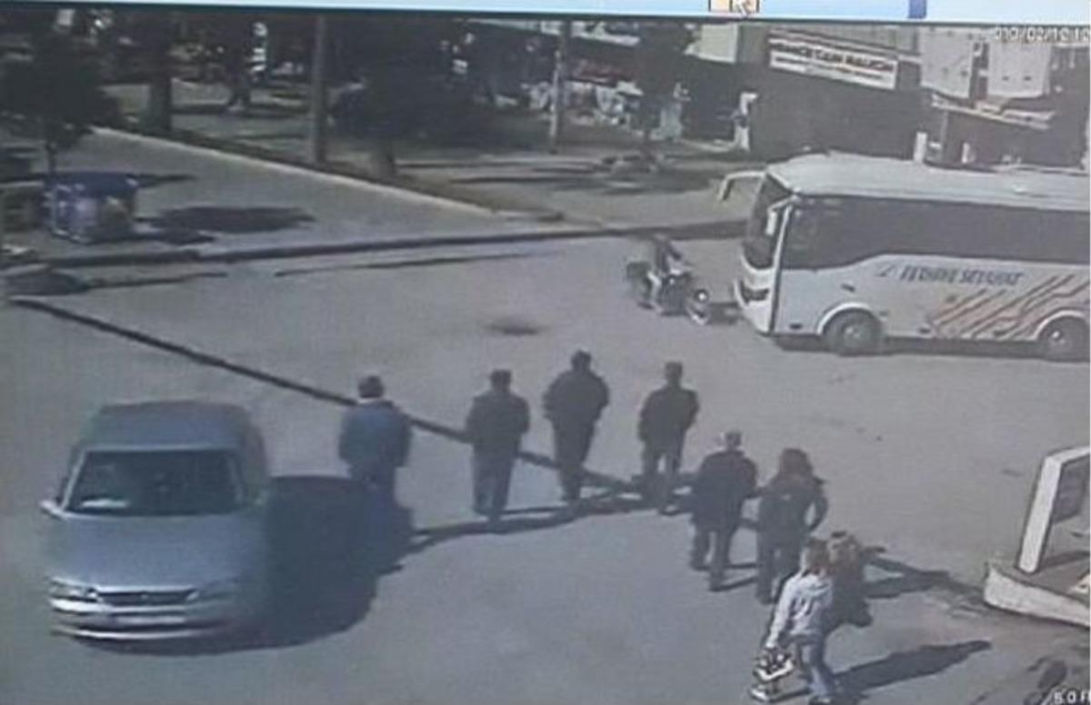 Midib&uuml;s, Motosikleti Altına Alıp S&uuml;r&uuml;kledi