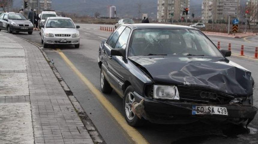 Zincirleme Trafik Kazası: 4 Yaralı