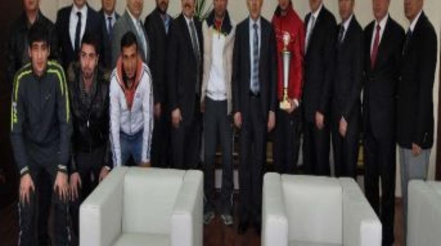 Gaziantep Polis G&uuml;c&uuml; Spor Kul&uuml;b&uuml; Valiyi Ziyaret Etti