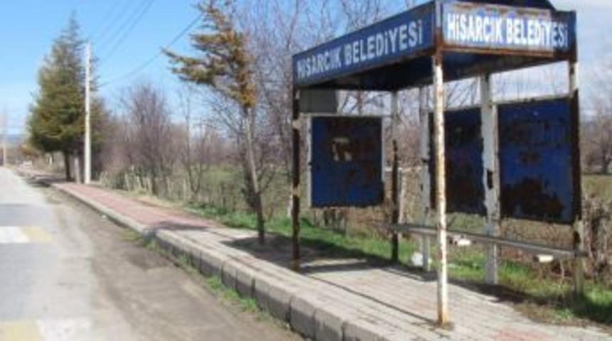 Kaldırımı İşgal Eden Yolcu Bekleme Durağı