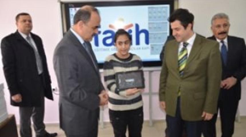 Tablet bilgisayar dağıtımı başladı