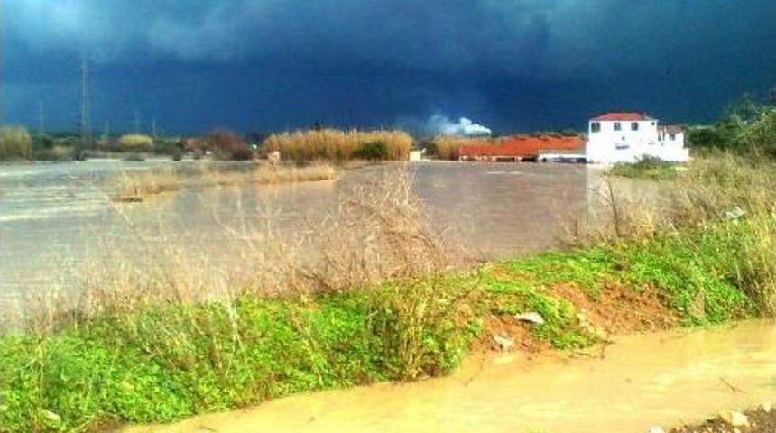 Sel Suları Ayvalık&rsquo;ta K&ouml;y Yollarını Zorluyor