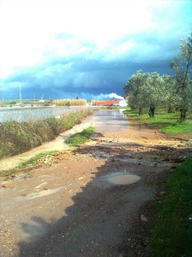 Sel Suları Ayvalık’ta Köy Yollarını Zorluyor 2