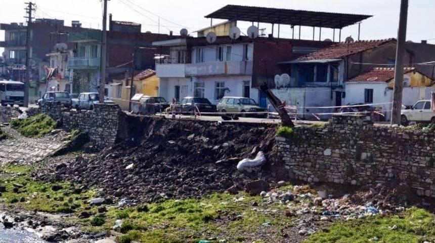 Yağış S&ouml;ke &Ccedil;ayının İstinat Duvarını Yıktı