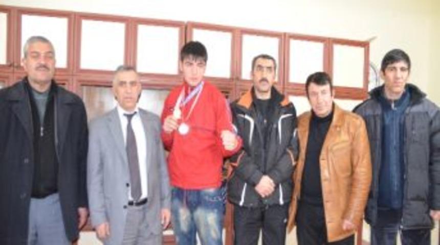 Şampiyon Boks&ouml;re Şimşek&rsquo;ten Kutlama