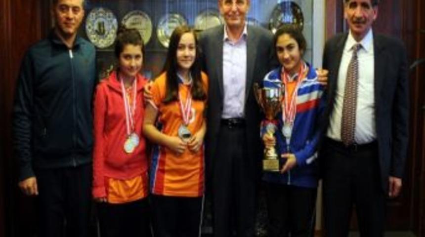 Murzioğlu, Kız Futsal Takımı&rsquo;nı Tebrik Etti