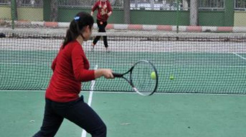 Gen&ccedil; Tenis&ccedil;iler Okul Sporlarına Hazır