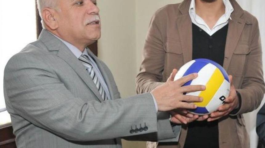 B&ouml;lge Yarışmasına Giden Voleybolculara Malzeme Desteği Yapılıd