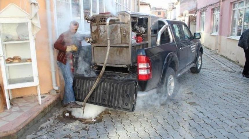 Edremit&rsquo;te Sineksiz Yaz İ&ccedil;in İla&ccedil;la M&uuml;cadelesi 12 Aya &Ccedil;ıkarıldı