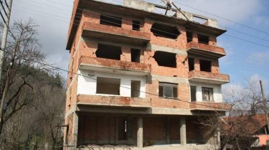 Arifiye'de Orta Hasarlı Binaların Yıkımı S&uuml;r&uuml;yor