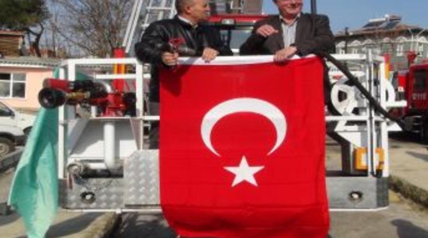 Gazetecilerin Itfaiye Aracının Merdivenindeki Zor Anları