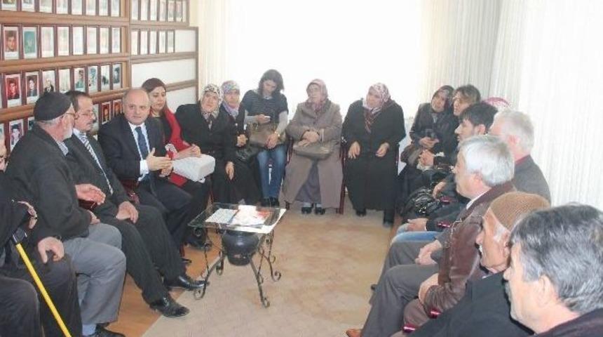 Vali &Ouml;zdemir &Ccedil;akacak, Şehit Aileleri Derneği'ni Ziyaret Etti