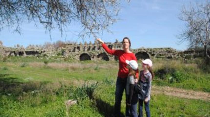 Antalya'ya Tatile Gelen Turistler 2 Mevsimi Bir Arada Yaşıyor