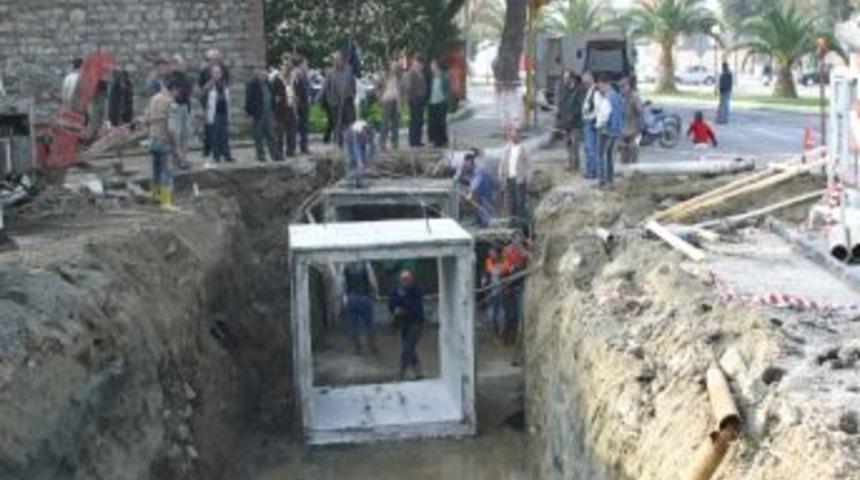 Sel&ccedil;uk, Şiddetli Yağmurlarda Altyapısının Konforunu Yaşıyor