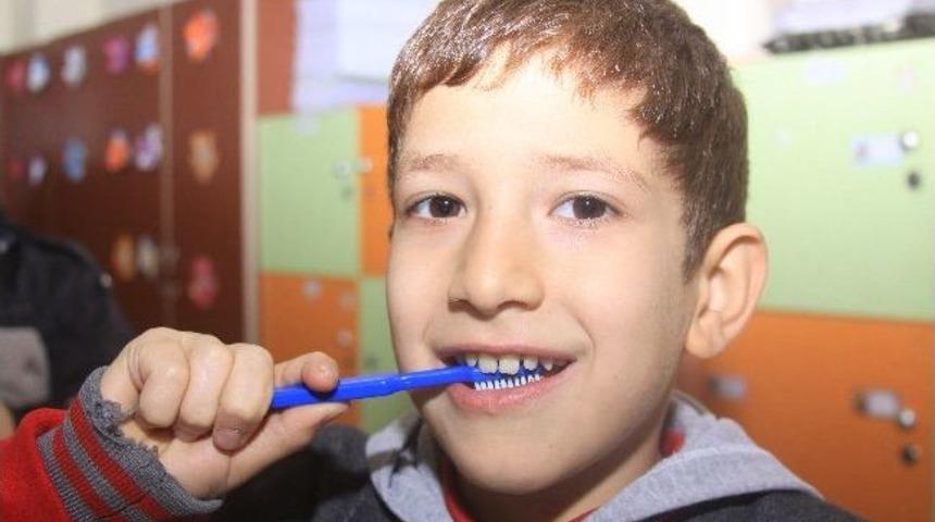 &Ouml;ğrencilerin Dişlerine Flor Uygulaması Başlatıldı