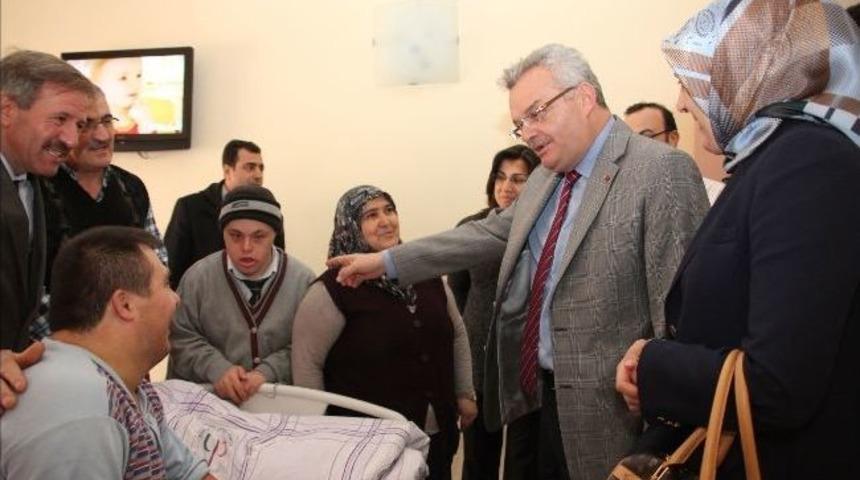 Vali &Ouml;zcan&rsquo;dan &Ccedil;ocuk Evi Ziyareti