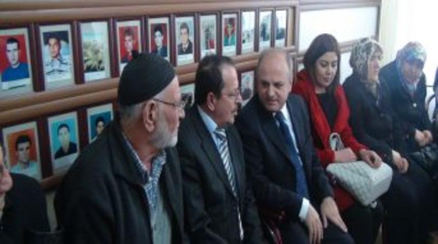 Vali &Ccedil;akacak, Şehit Aileleri Derneği'ni Ziyaret Etti