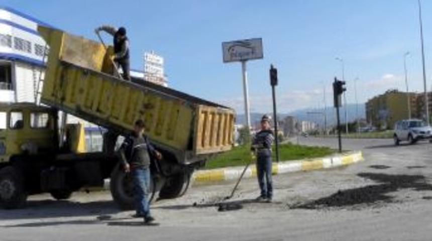 Edremit'te K&ouml;stebek Yuvasına D&ouml;nen Yollar Şof&ouml;rleri İsyan Ettirdi