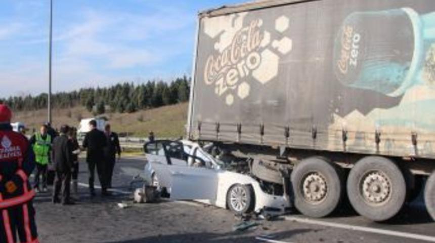 Otoyolda TIR'ın Altına Girdi: 2 &Ouml;l&uuml;