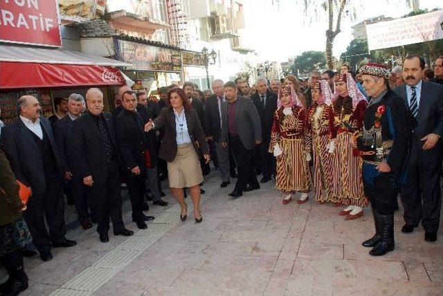 Topuklu Efe Sevgi Yolunu Aydın Zeybeği Oynayarak Açtı