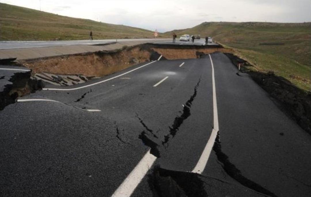 Cizre-nusaybin Karayolunda Heyelan Nedeni İle Yol &Ccedil;&ouml;kt&uuml;