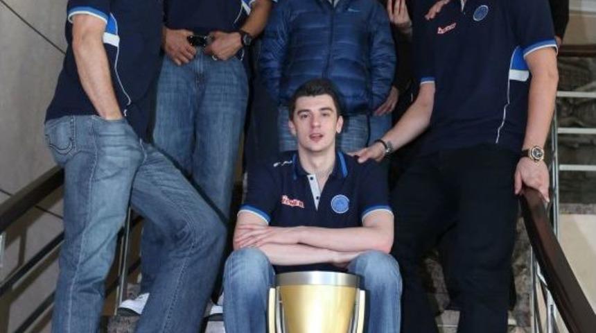 Basketbolcular, T&uuml;rkiye Kupası'nı Aziz Yıldırım'a Ve Y&ouml;neticilere G&ouml;t&uuml;rd&uuml;