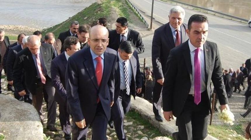 Maliye Bakanı Şimşek, İmam Abdullah T&uuml;rbesi'ni Ziyaret Etti