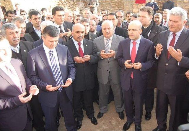 Maliye Bakanı Şimşek, İmam Abdullah T&uuml;rbesi ni Ziyaret Etti 1