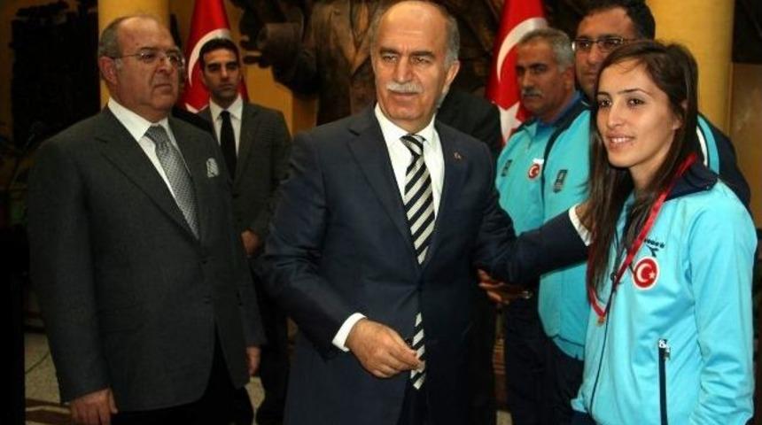 Vali Harput&rsquo;tan Avrupa İkincisi Olan Sporculara &Ouml;d&uuml;l