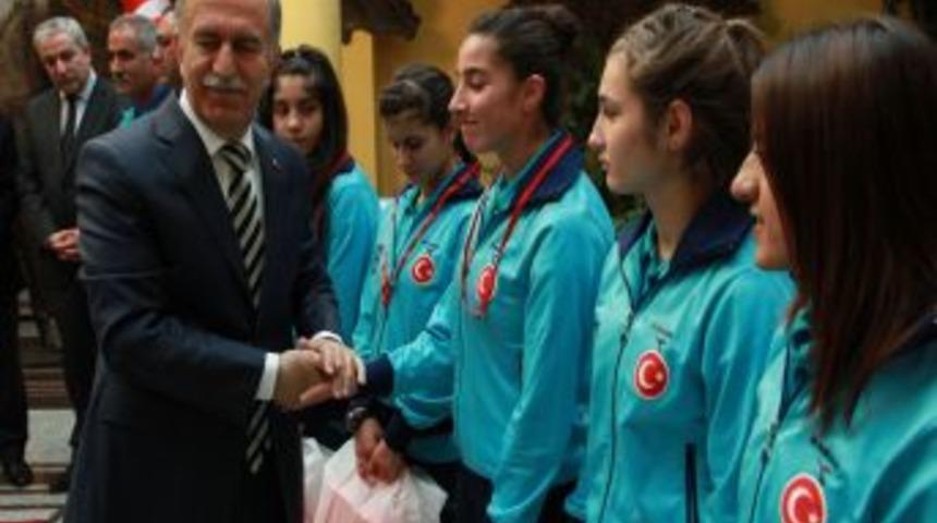 Vali Harput&rsquo;tan Şampiyon Kızlara &Ouml;d&uuml;l