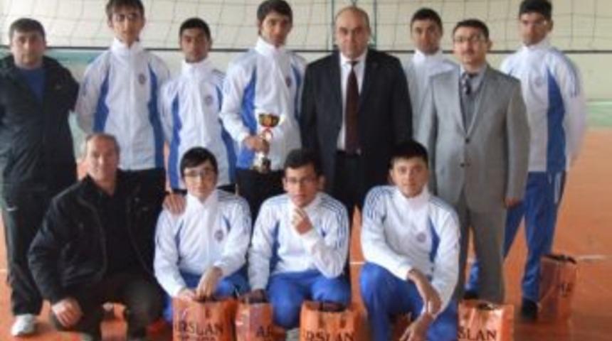 Yerk&ouml;y Anadolu &Ouml;ğretmen Lisesi Voleybol Takımına İşadamından Destek