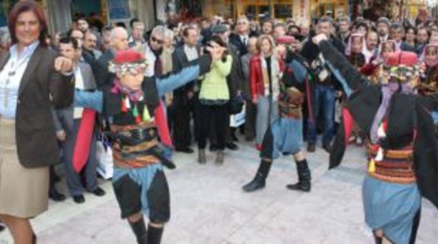 &Ccedil;er&ccedil;ioğlu, Sevgi Yolu'nu harmandalı oynayarak a&ccedil;tı